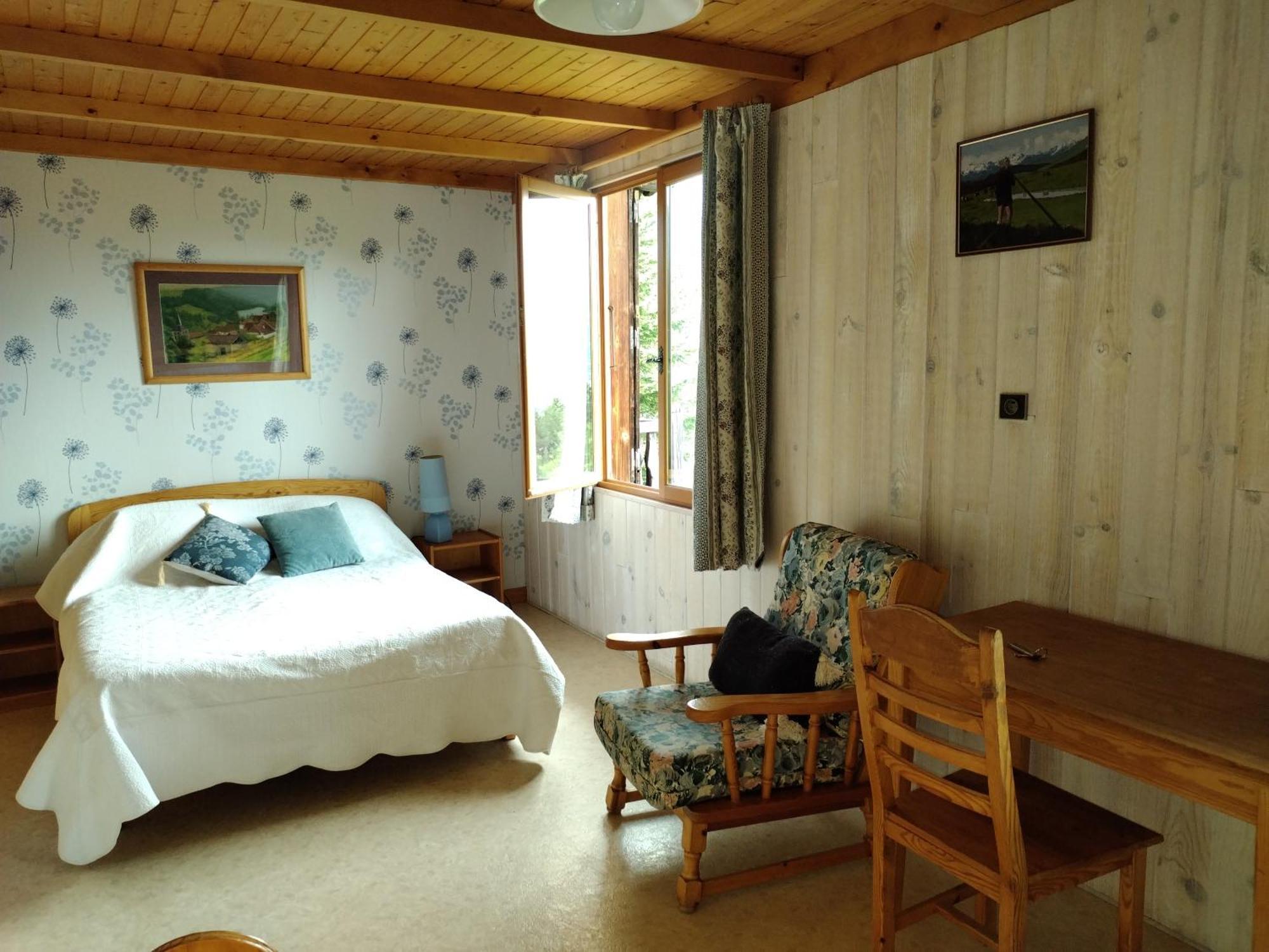 Le Vieux Chalet Bed & Breakfast Амбрюн Екстериор снимка
